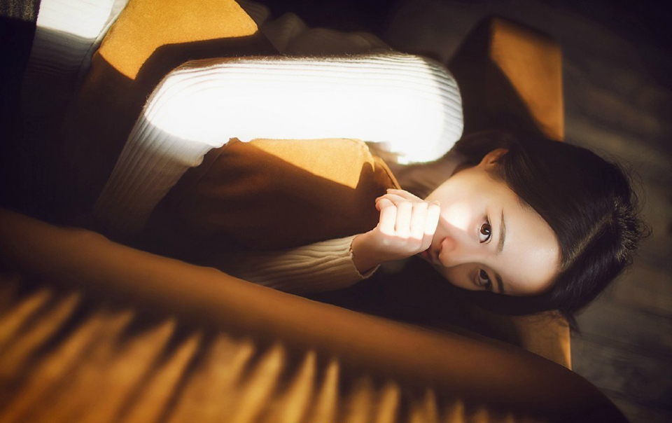 花一些时间，总会看清一些事。经历一些事情，总会看清一些人。不管爱情友情亲情，都是易碎品，一旦出现过裂缝，便很难恢复原貌；不论是谁对不起谁，那裂缝都如同两面刃，一面伤人一面伤己。一些事情，当我们年轻的时候，无法懂得，当我们懂得的时候，已不再年轻。